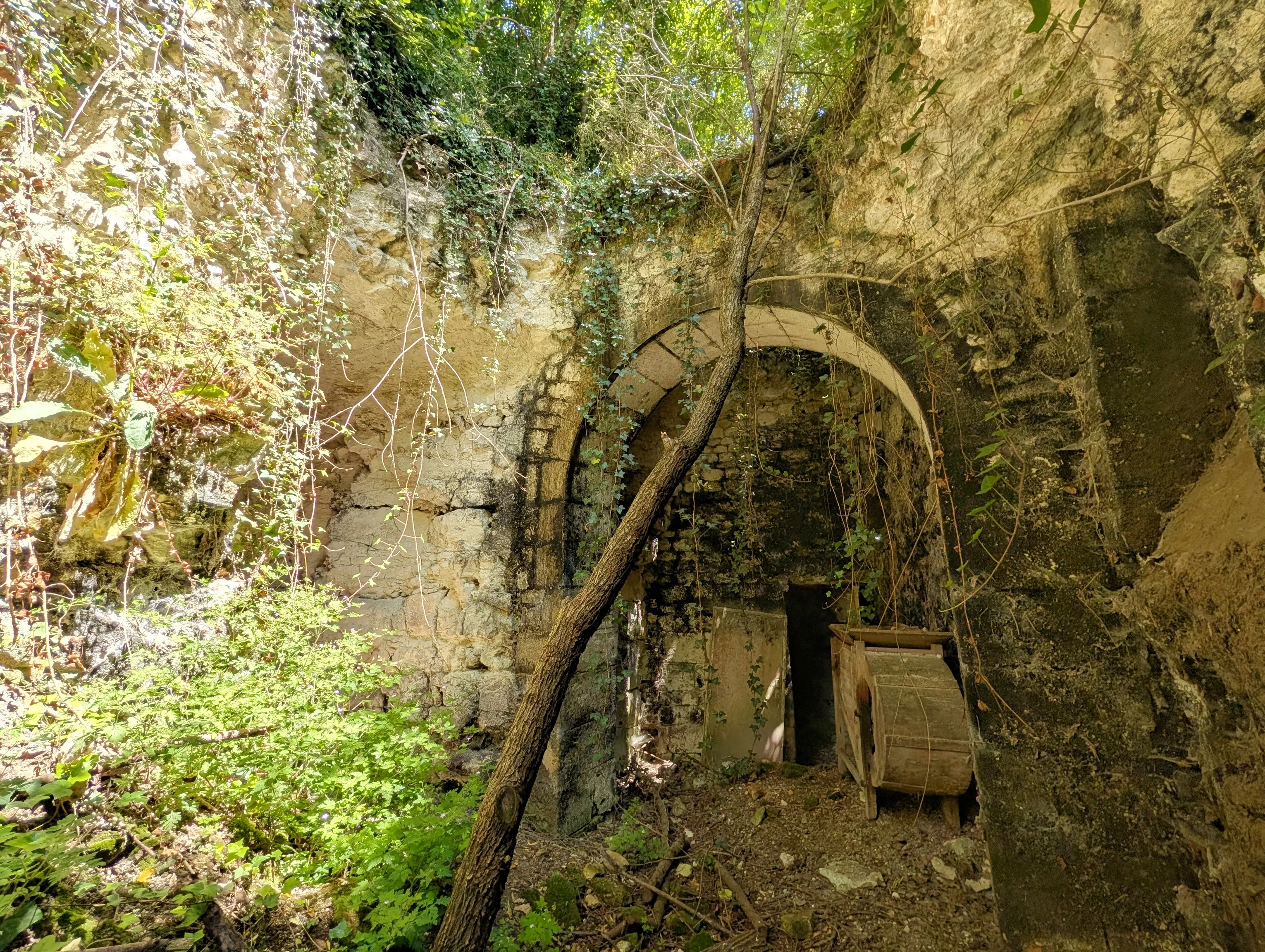 Vue extérieure de La Ferme Troglo, site troglodytique à Bournand
