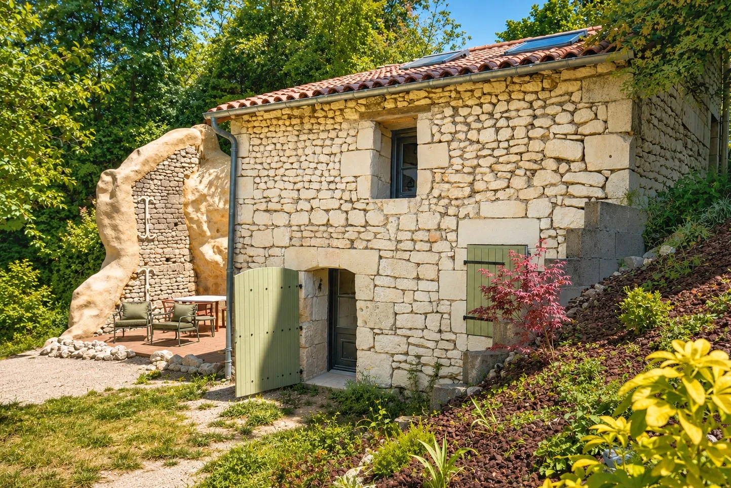 Cour extérieure de La Cochonnière, bâtisse en pierre tuffeau