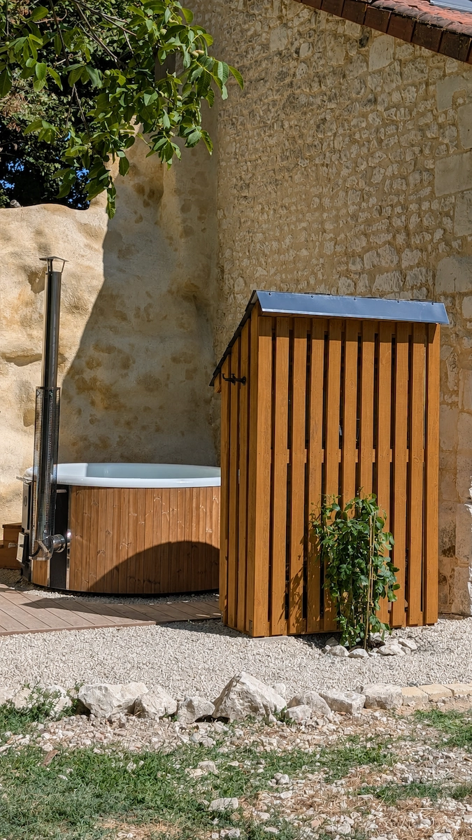 Terrasse privée de La Cochonnière avec vue sur les coteaux