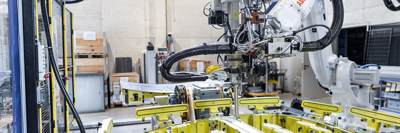 Robotergestützte Klebeanlage mit in Aktion