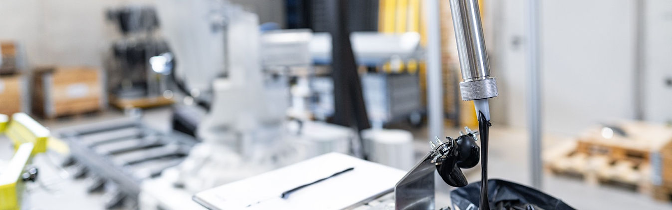 Robotergestützte Klebeanlage mit in Aktion
