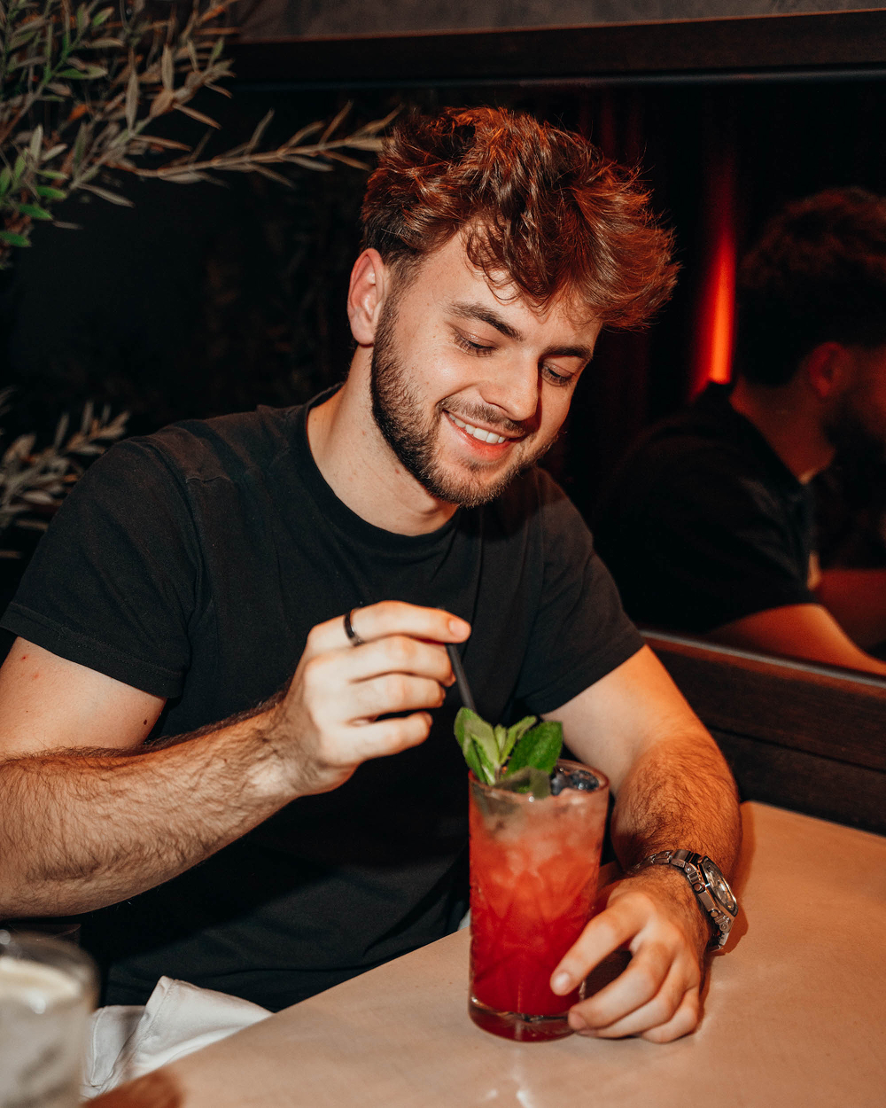 Gast geniet van een cocktail met munt in de gezellige sfeer van Sava