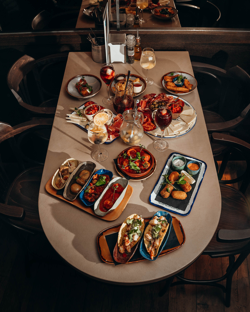 Gedekte tafel met tapas en kannen sangria bij Sava in Mechelen
