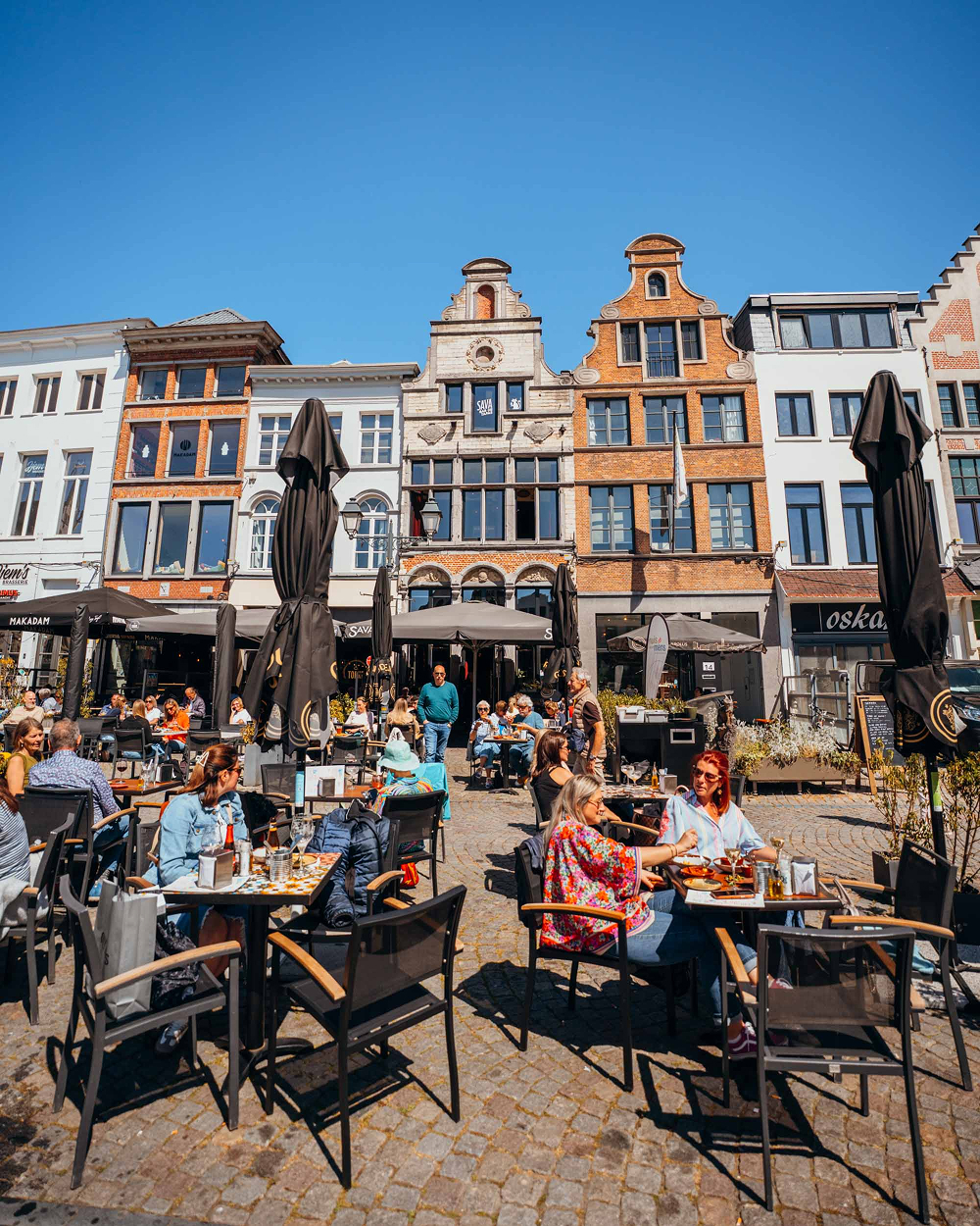 Zonnig terras van Sava aan de zonzijde van de Grote Markt in Mechelen
