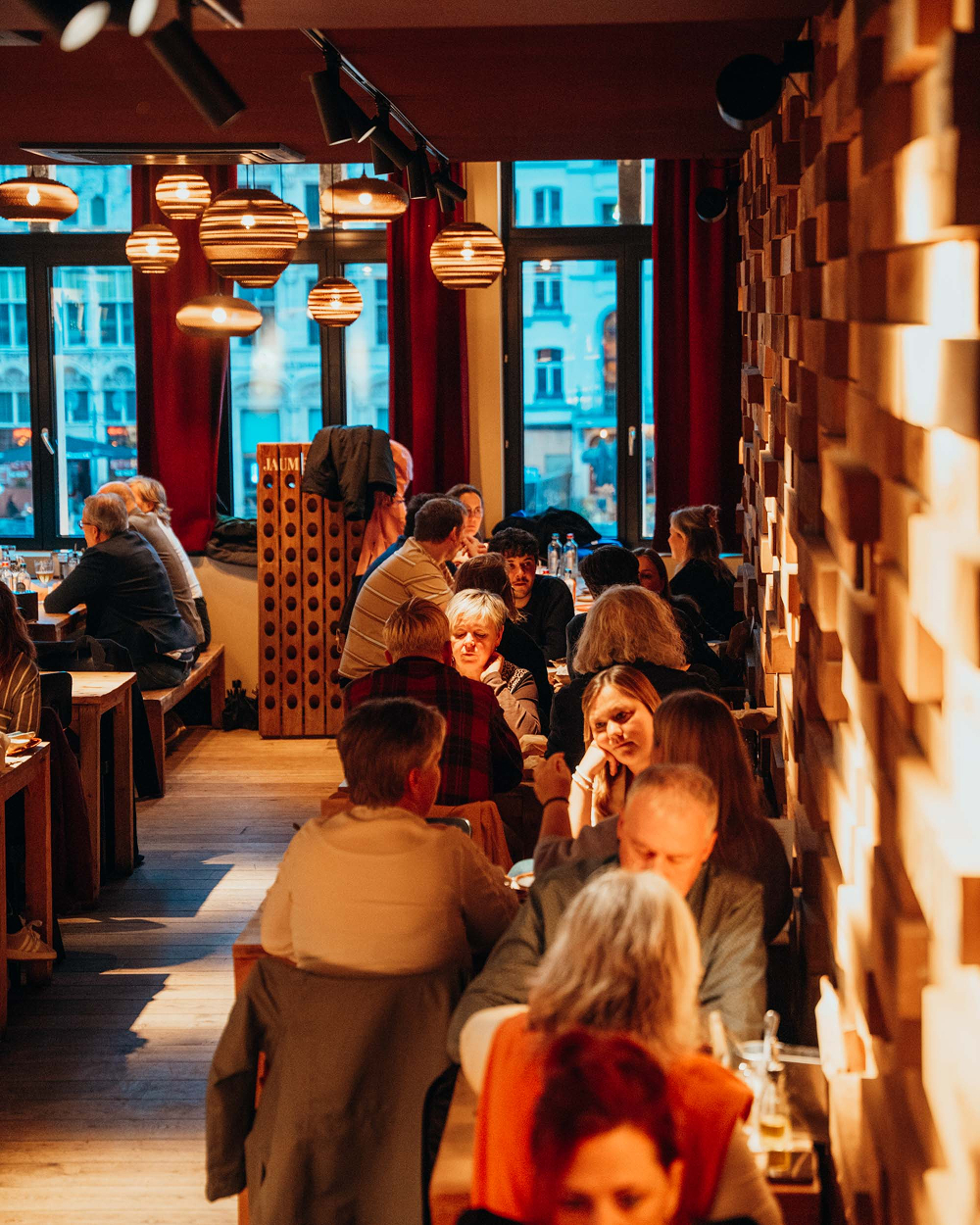 Drukbezochte eetzaal van Sava met gasten tijdens het diner in Mechelen