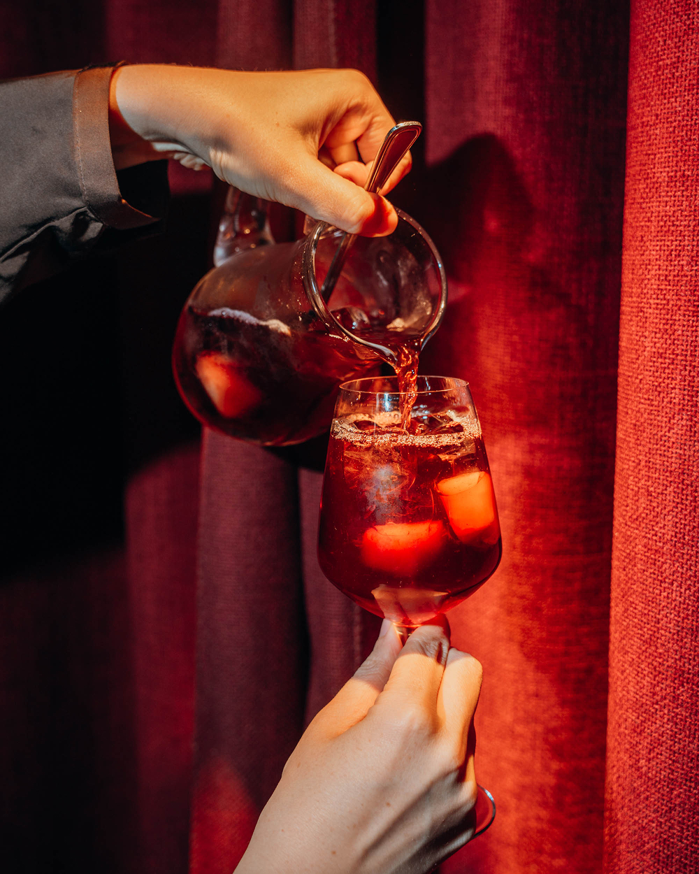 Rode sangria wordt ingeschonken uit een karaf bij Sava