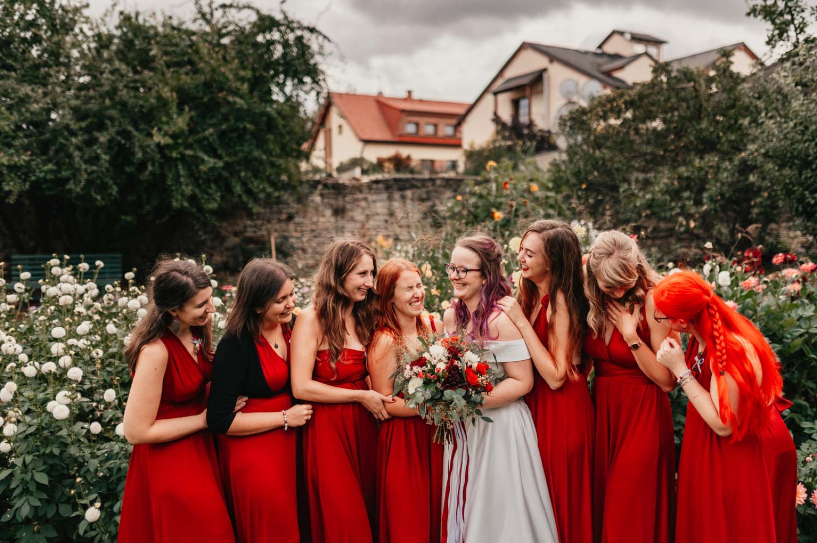 Svatební fotograf zachycuje průběh svatebního dne
