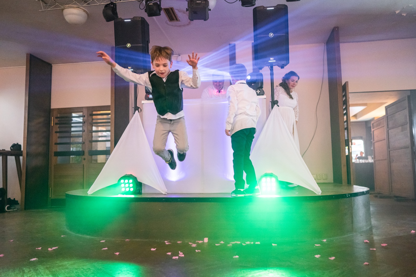 Svatební DJ Audiora pouští skladbu na první tanec