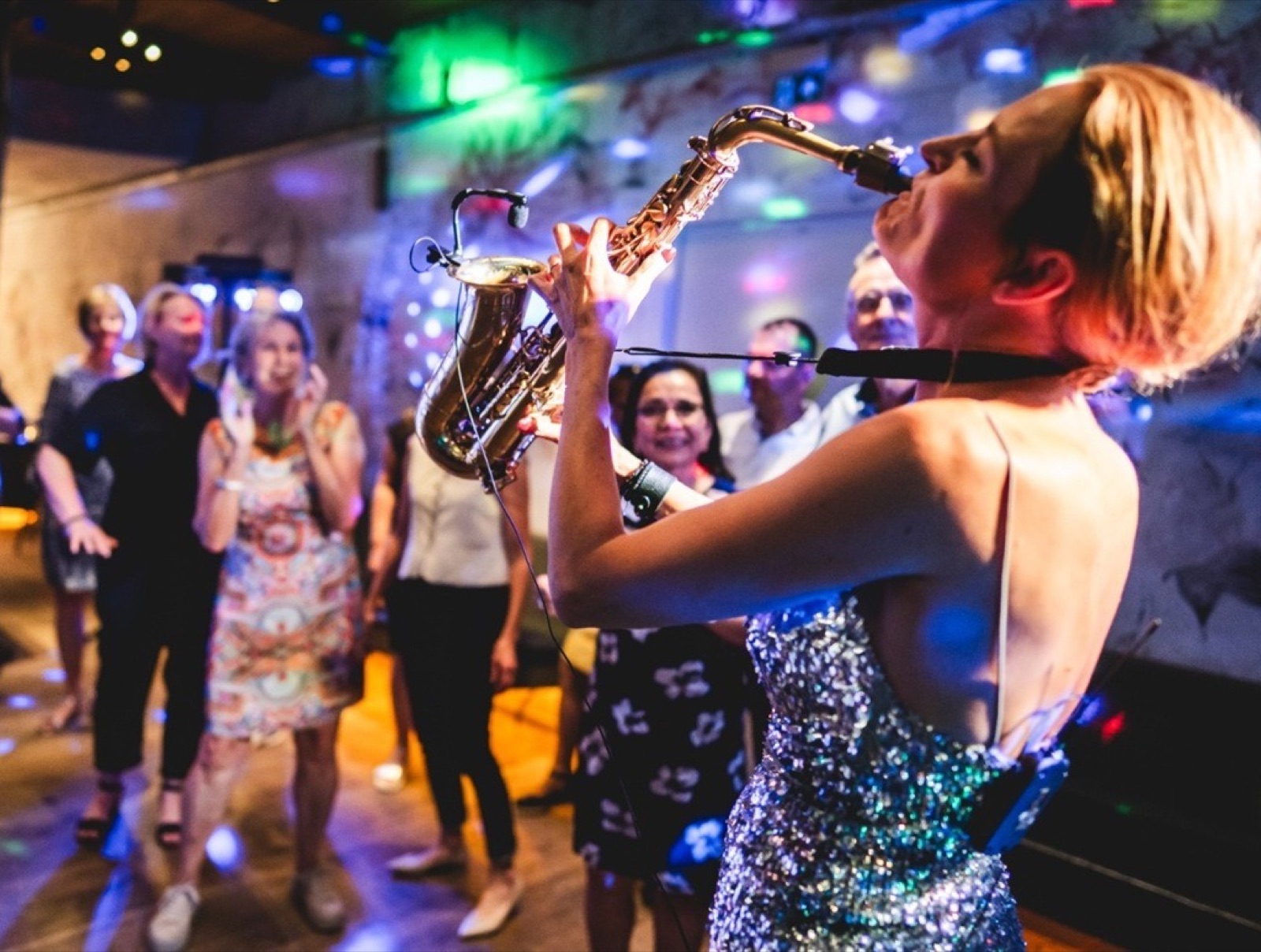 Saxofonista doplňuje DJ set živým nástrojem na svatbě