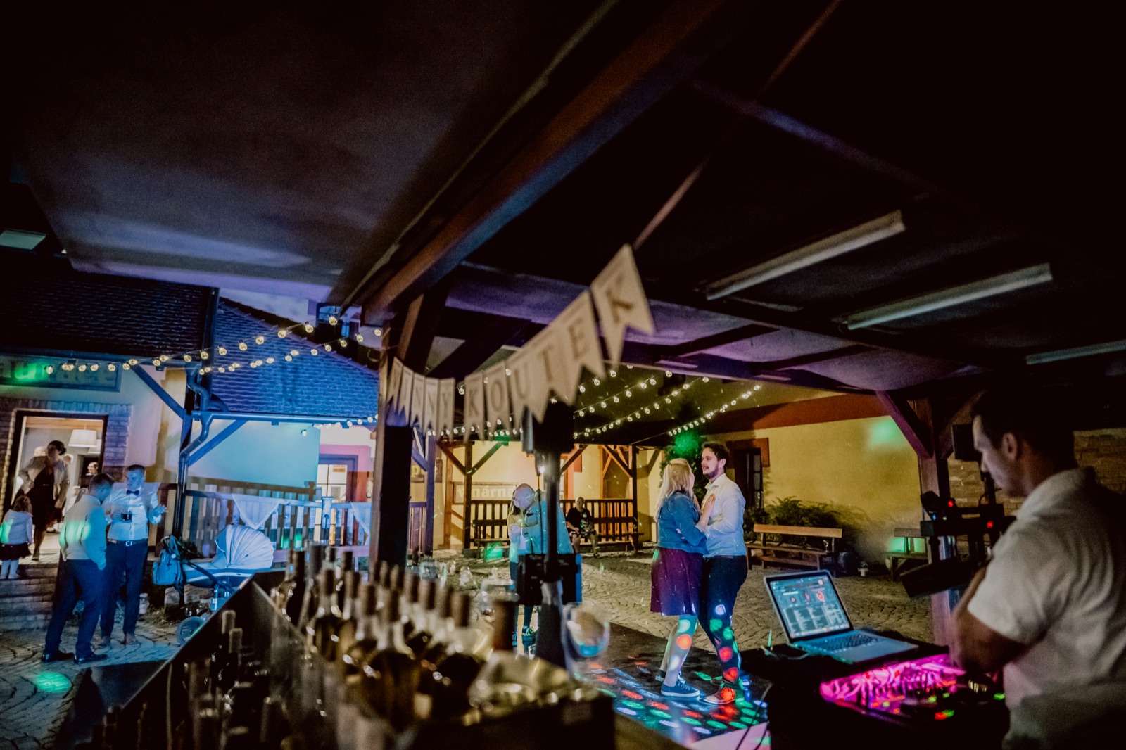 Svatební DJ Audiora s kompletní technikou na svatbě