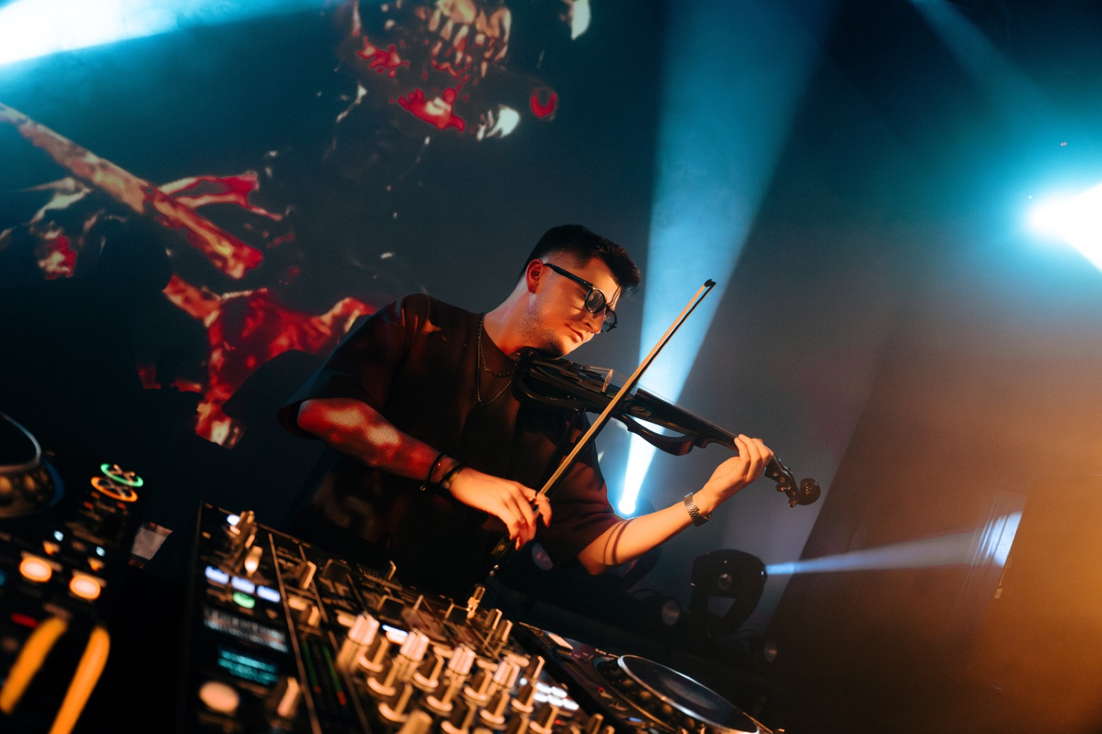 Firemní DJ Audiora za pultem na firemní akci