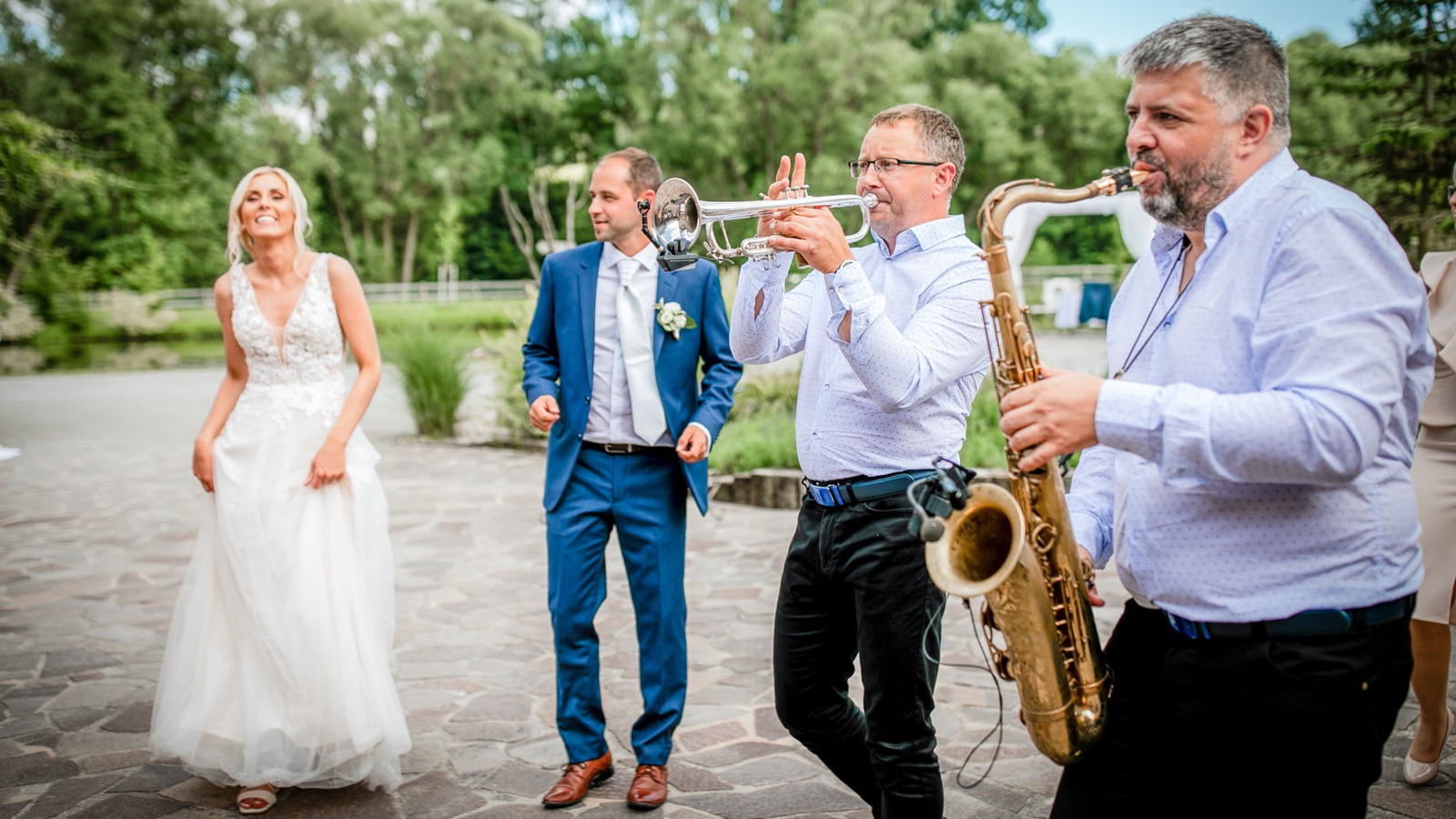 Živá kapela a DJ v jednom svatebním programu