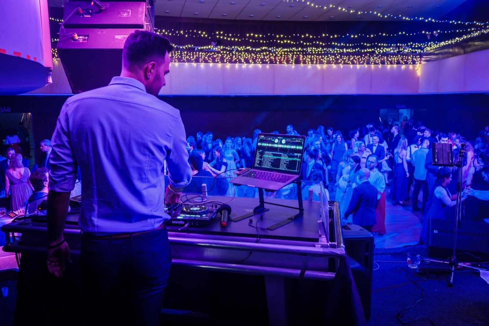DJ na plese Audiora za pultem během večera