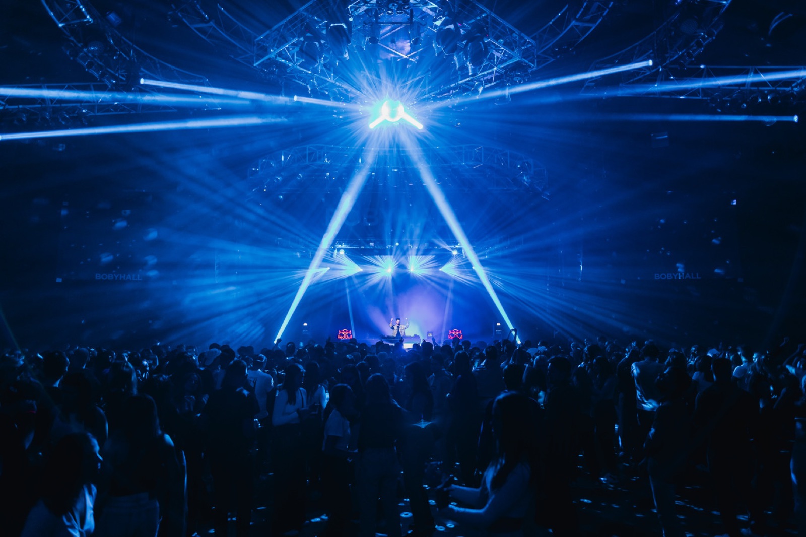 DJ Audiora za mixážním pultem během maturitního plesu
