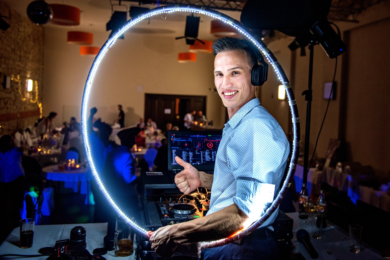 Firemní DJ Audiora během hlavní party večírku