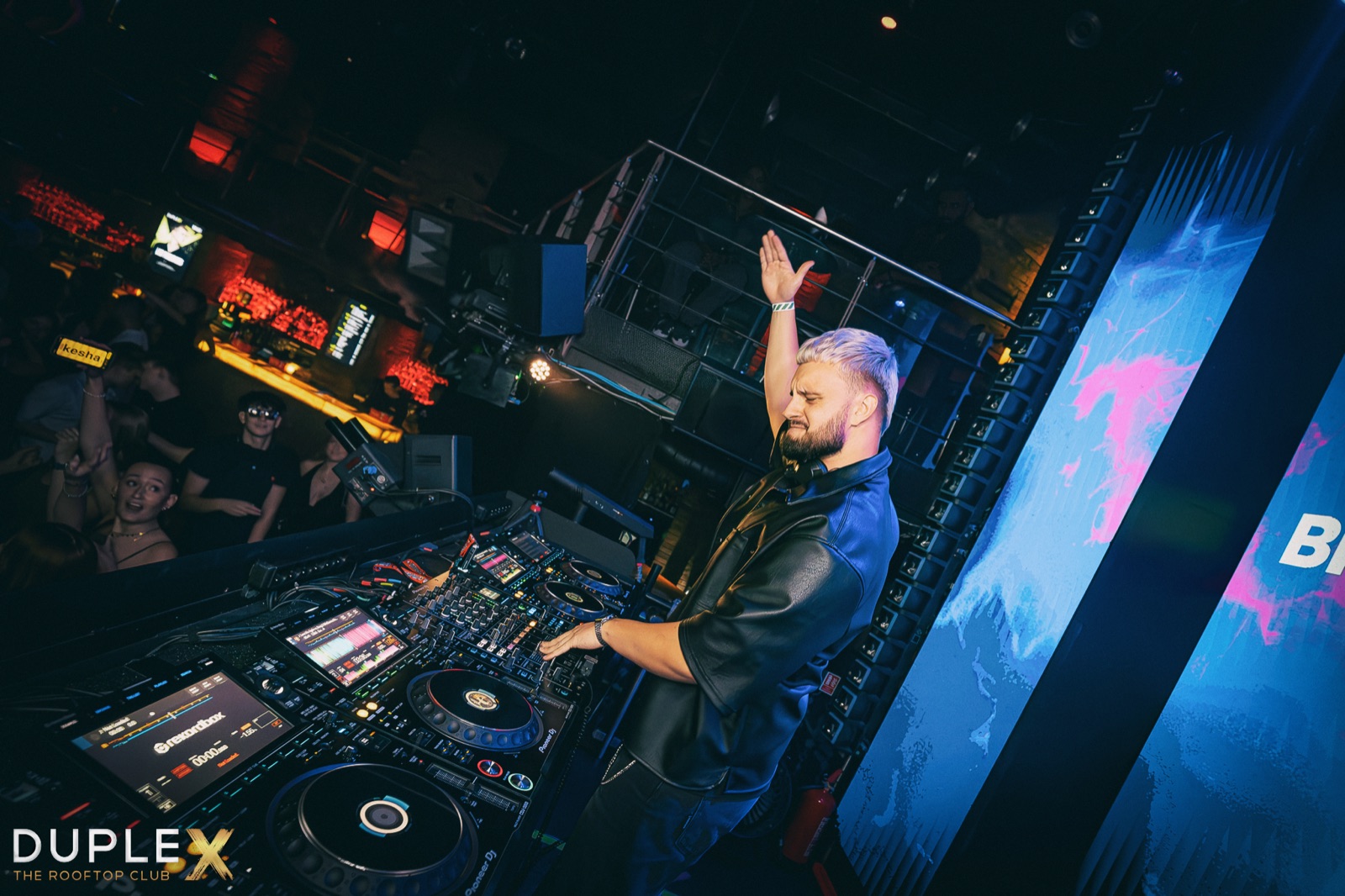 DJ Audiora hraje během klubového večera