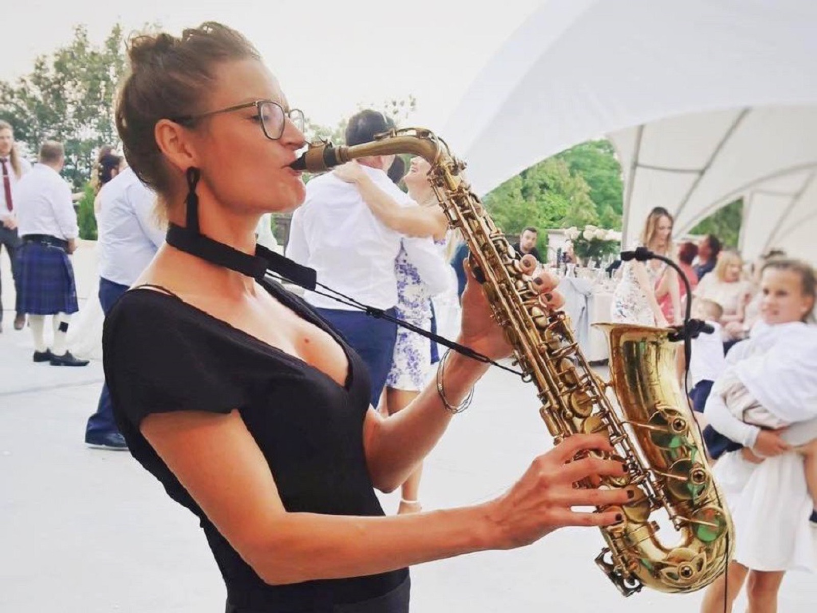 Saxofonista Audiora hraje živě během večera v baru