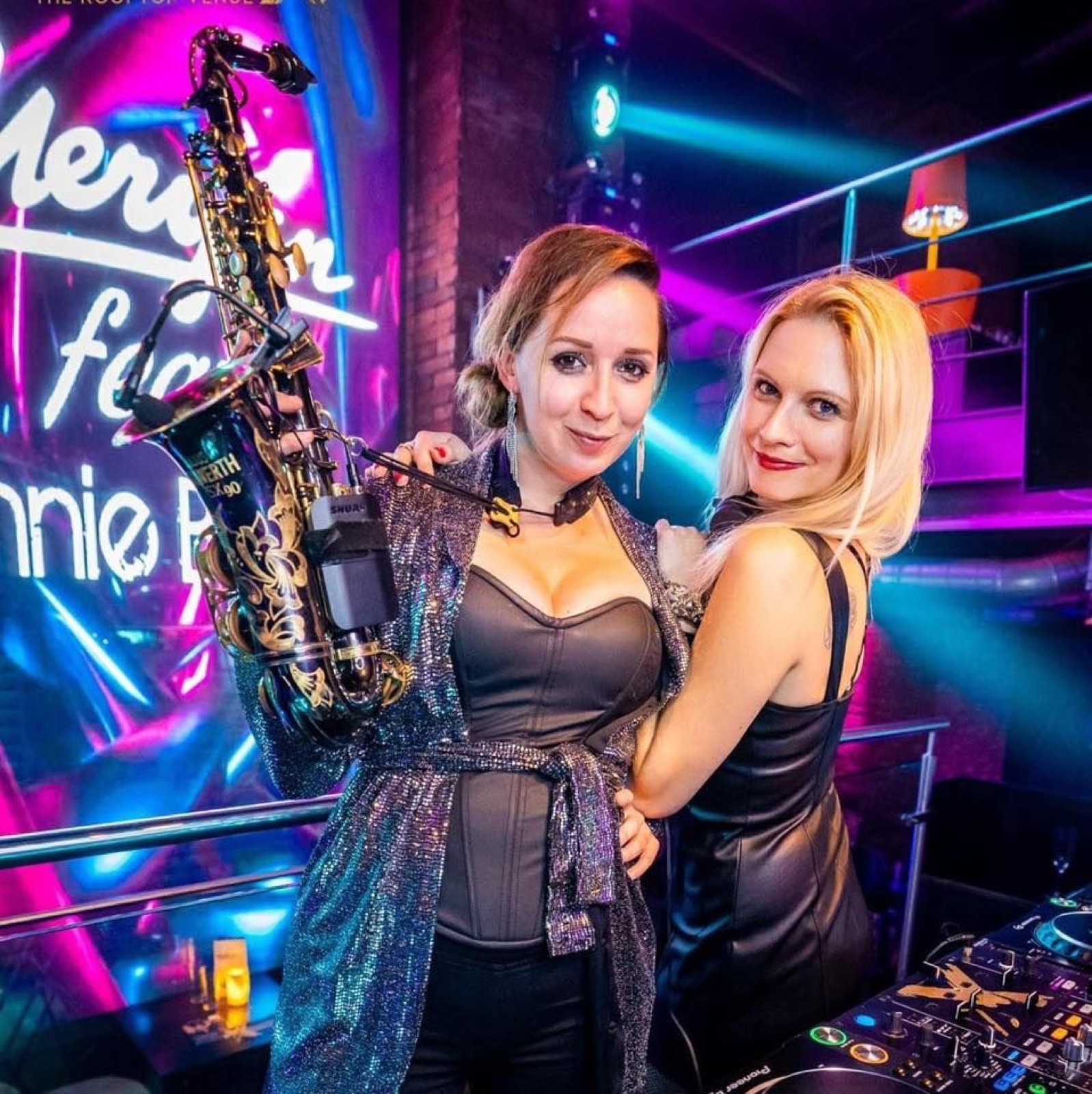 DJ Audiora míchá set na klubovém večeru