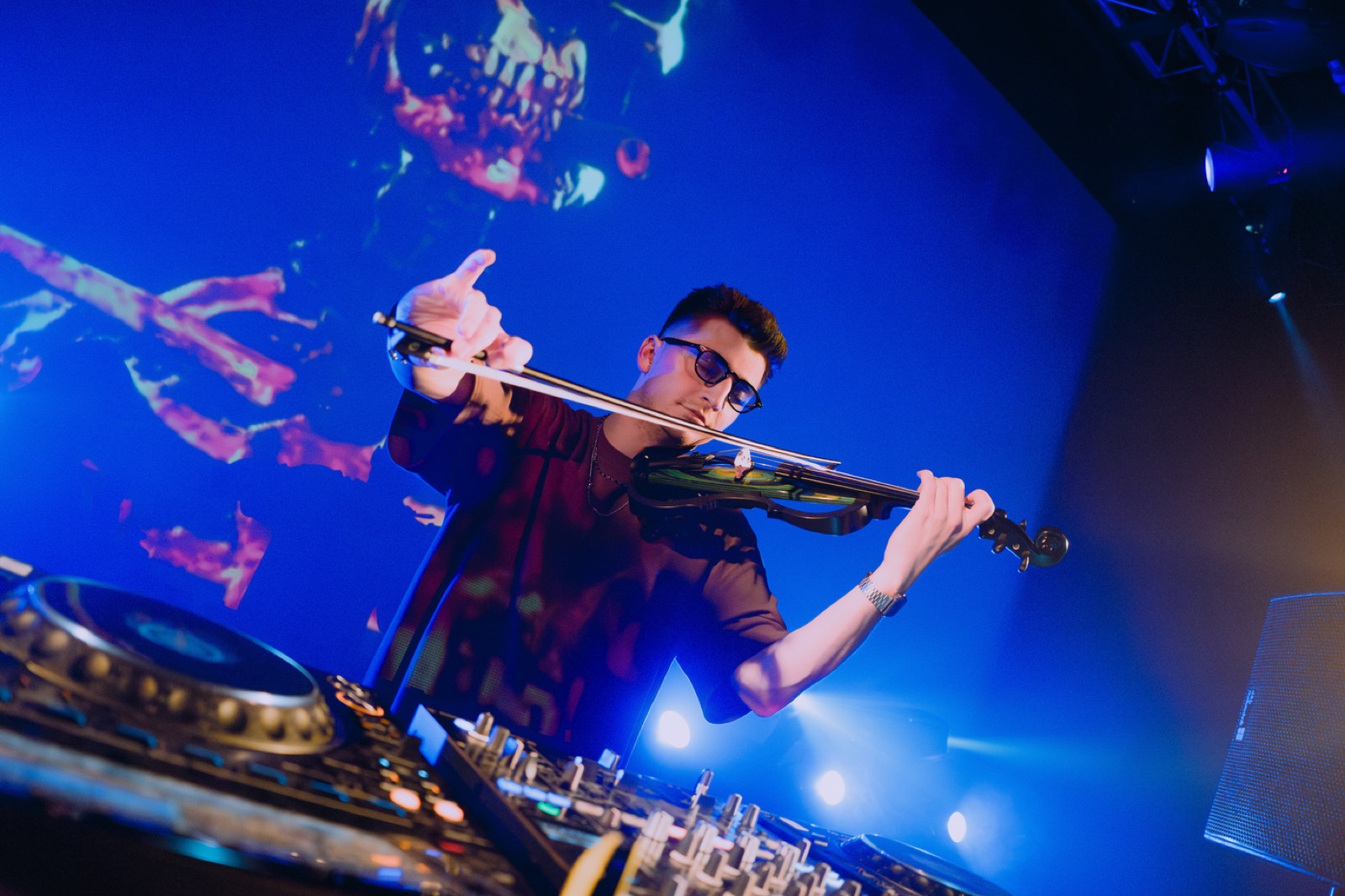 DJ Audiora za mixážním pultem během klubového setu
