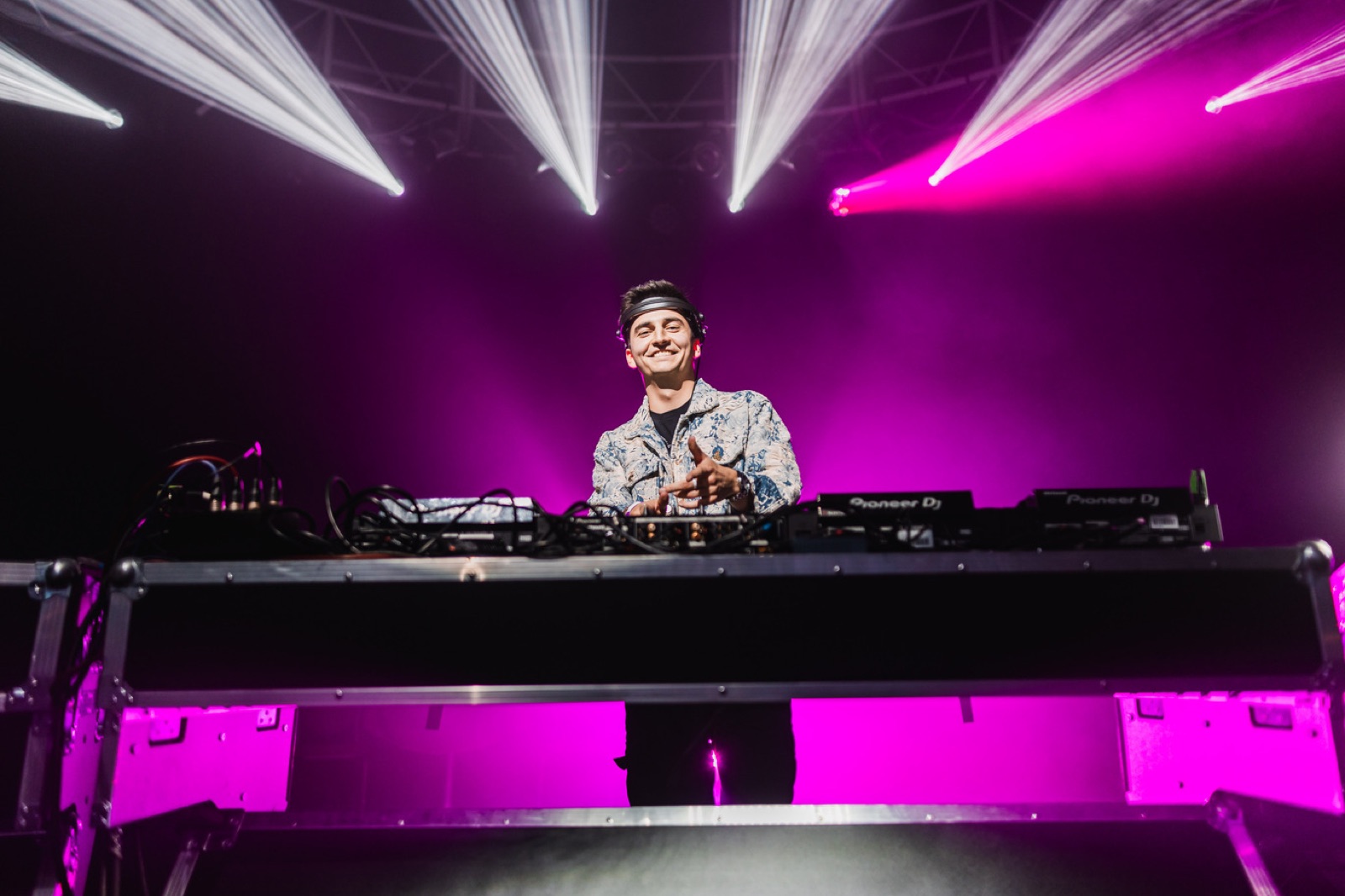 DJ Audiora za pultem během večera v klubu