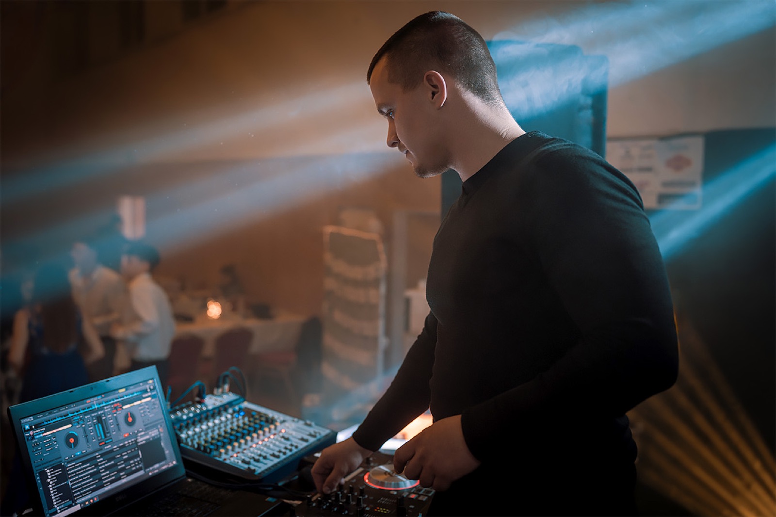Profesionální DJ technika Audiora připravená na večer