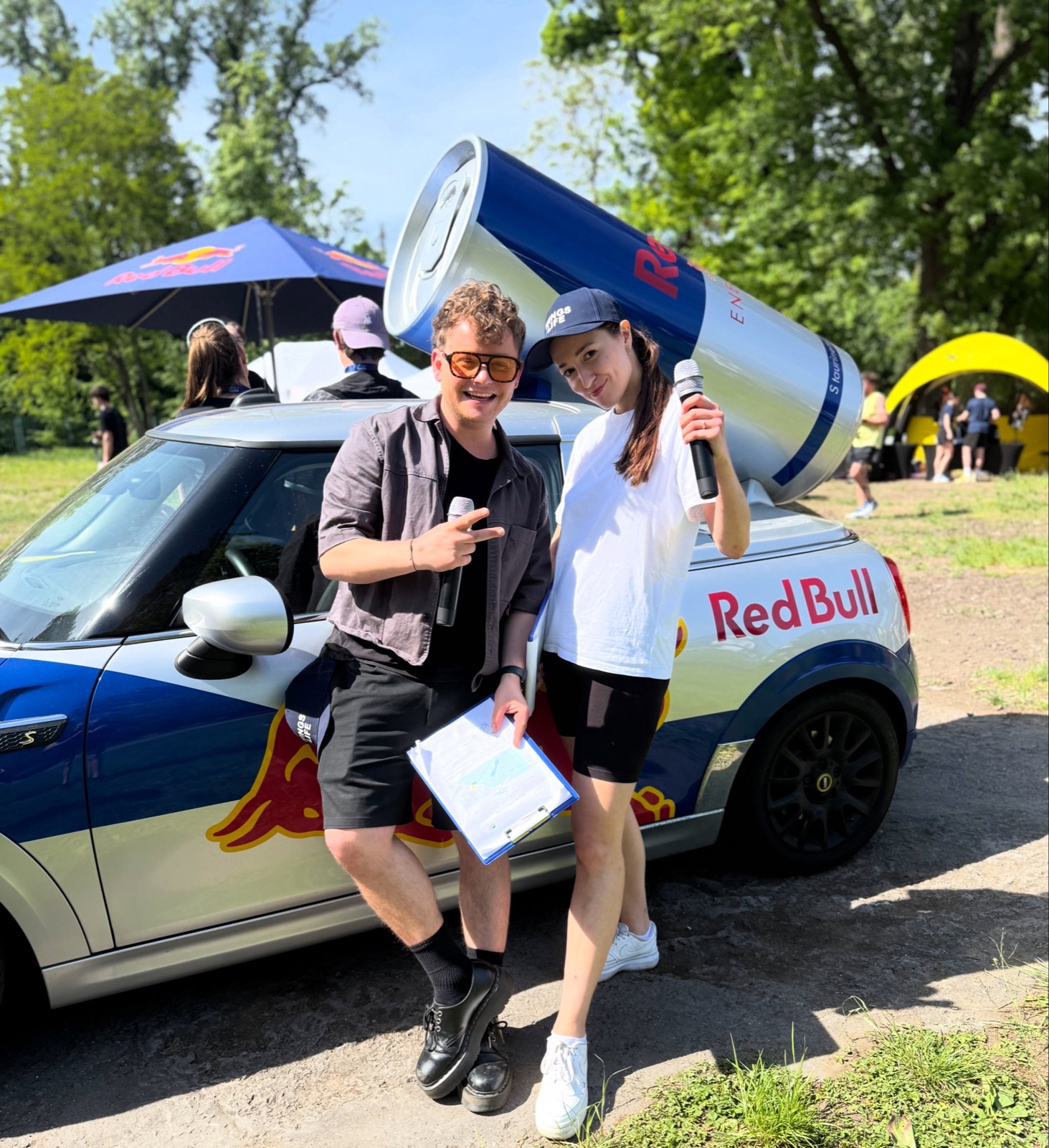 Moderátor Audiora uvádí klíčový moment svatebního programu