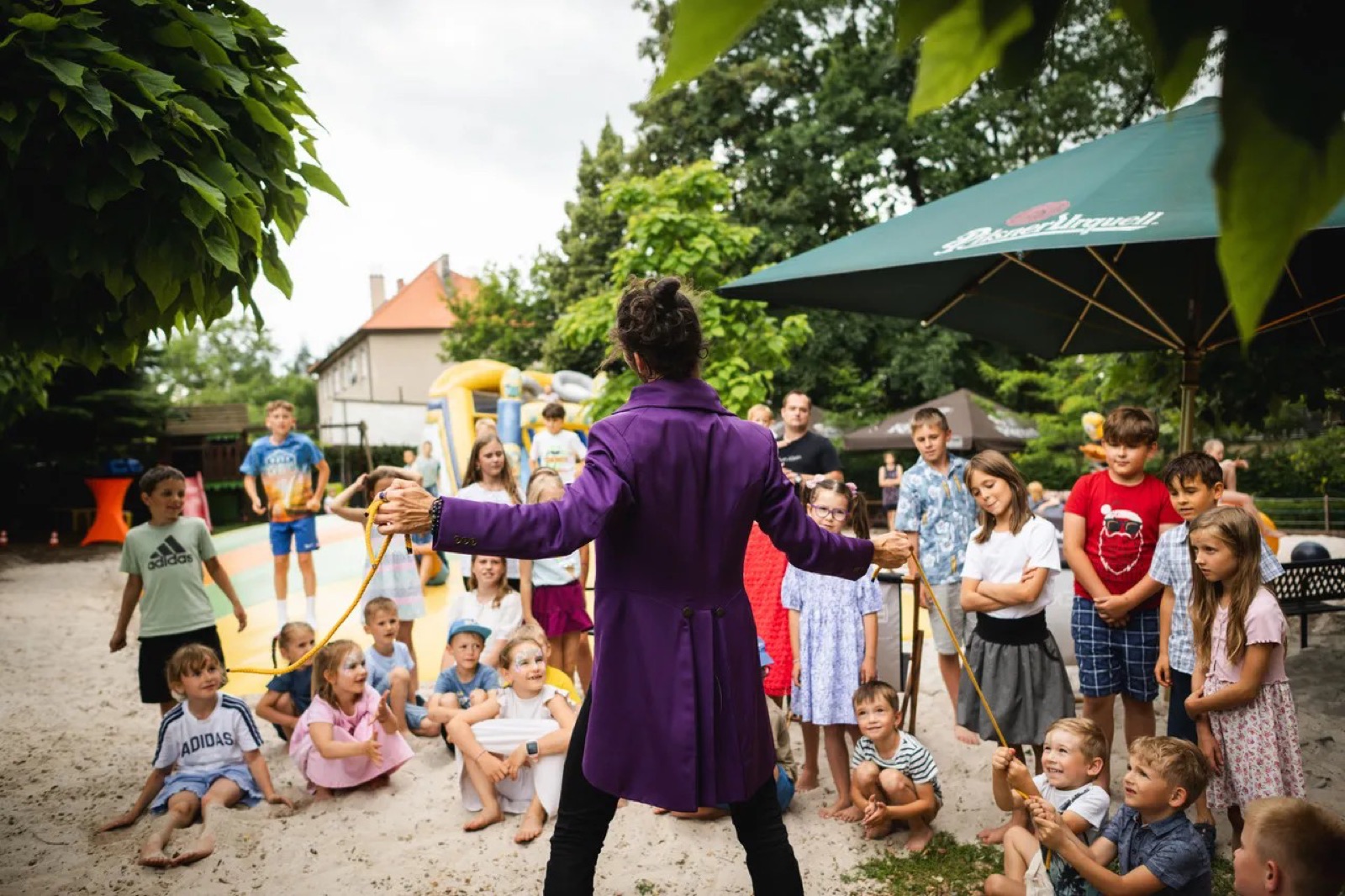 Kouzelník Audiora baví hosty mezi stoly