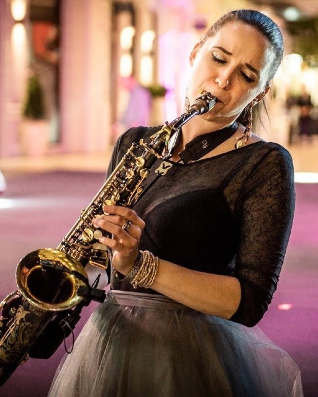 Saxofonista doplňuje DJ set živým sólem