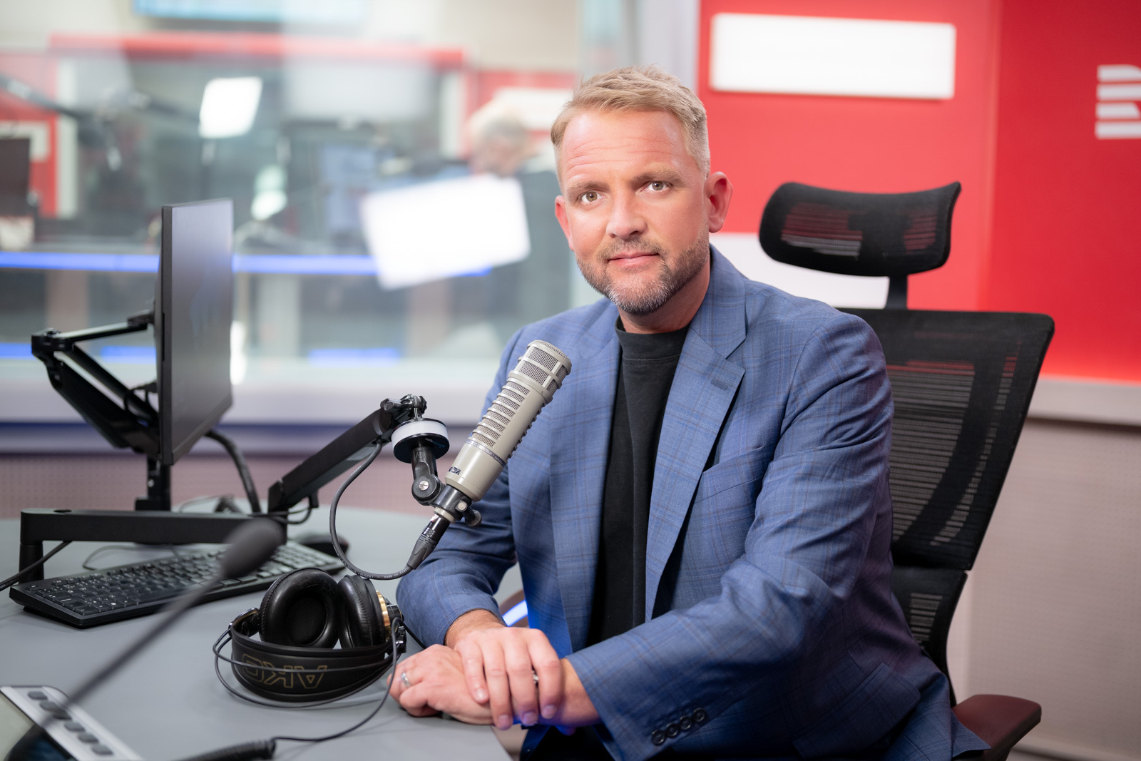 Moderátor Audiora s bezdrátovým mikrofonem na svatbě