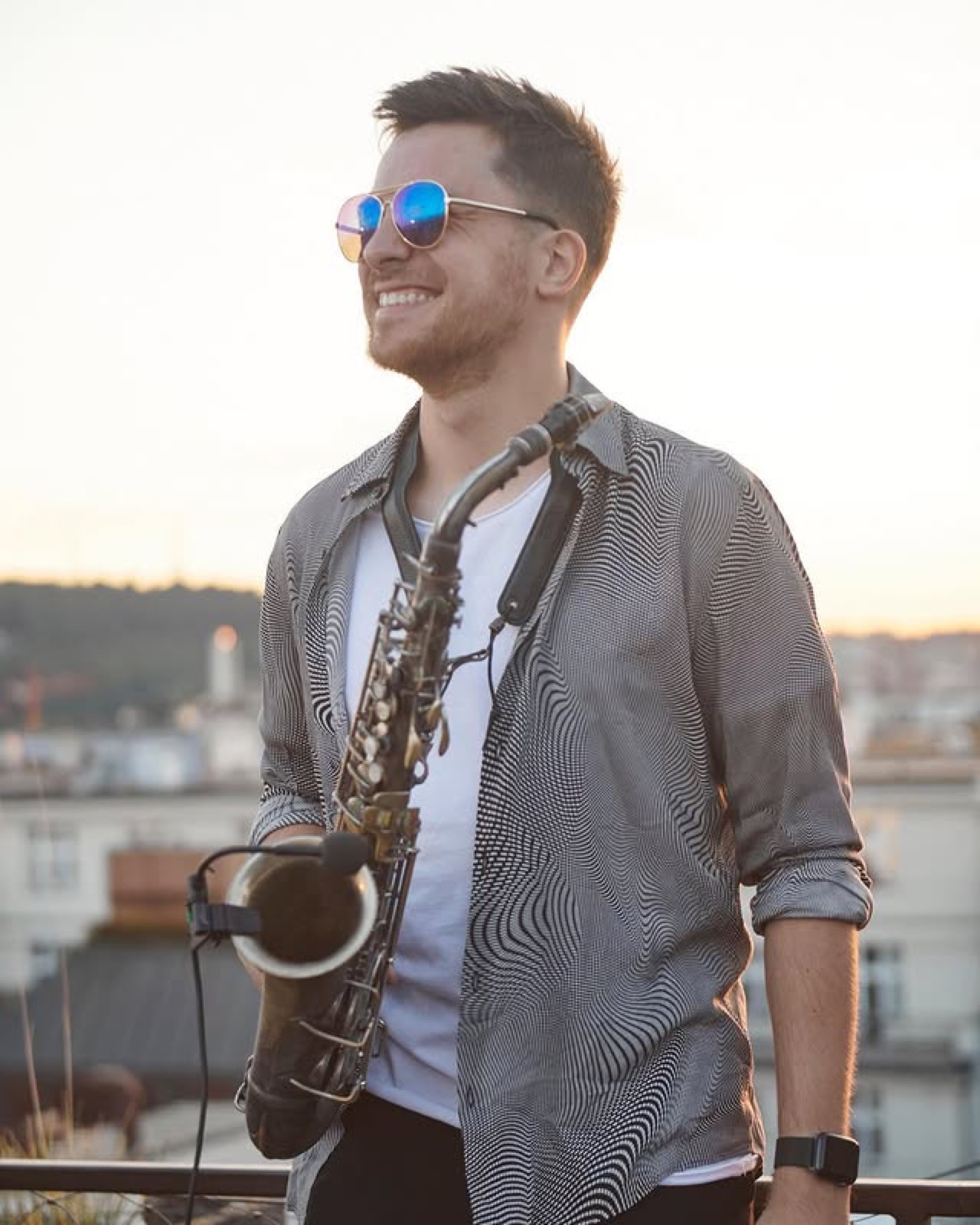 Saxofonista Audiora hraje hostům po svatebním obřadu