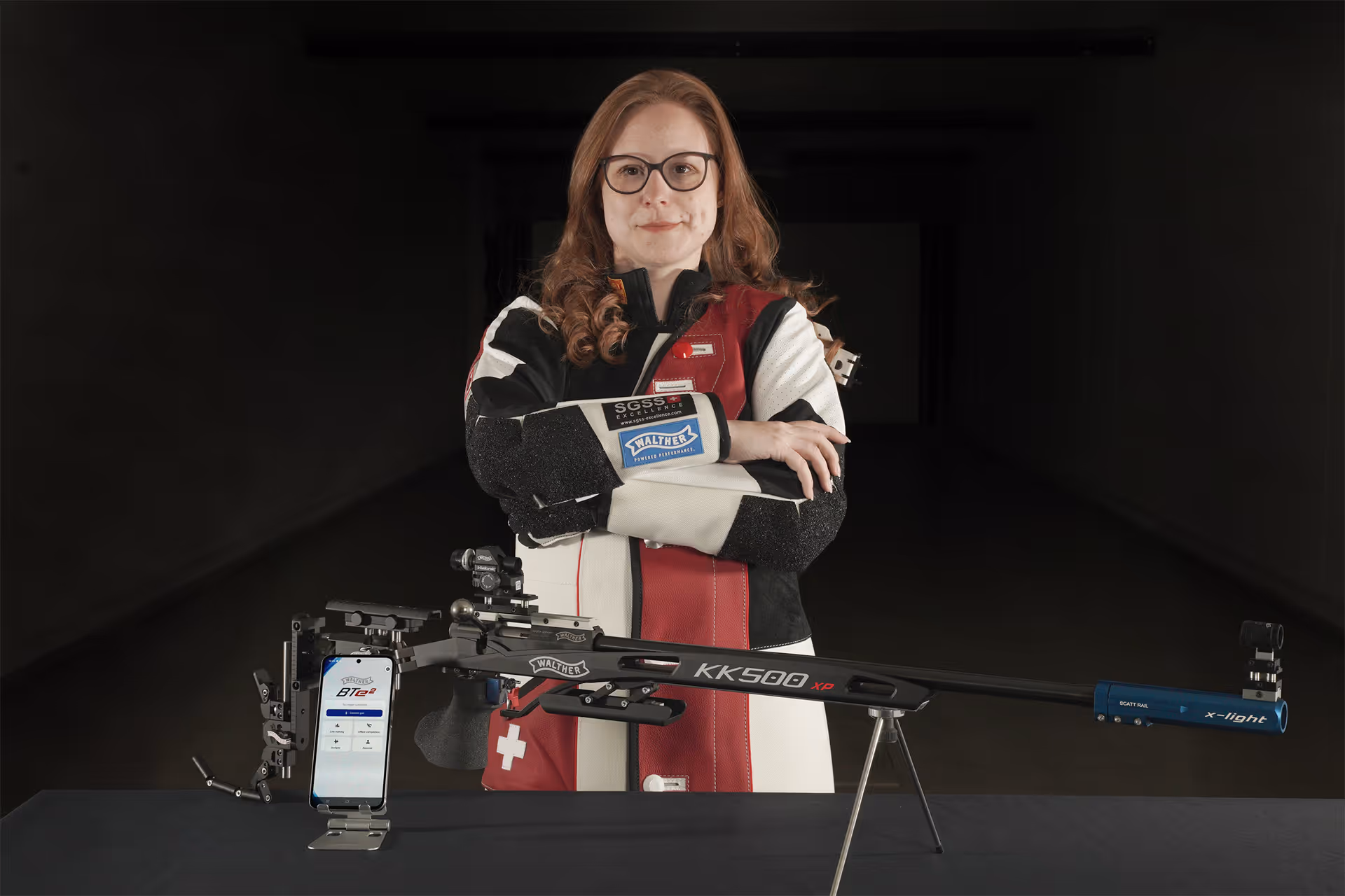 Nina mit KK500 xlight und BTe2 App auf dem Smartphone