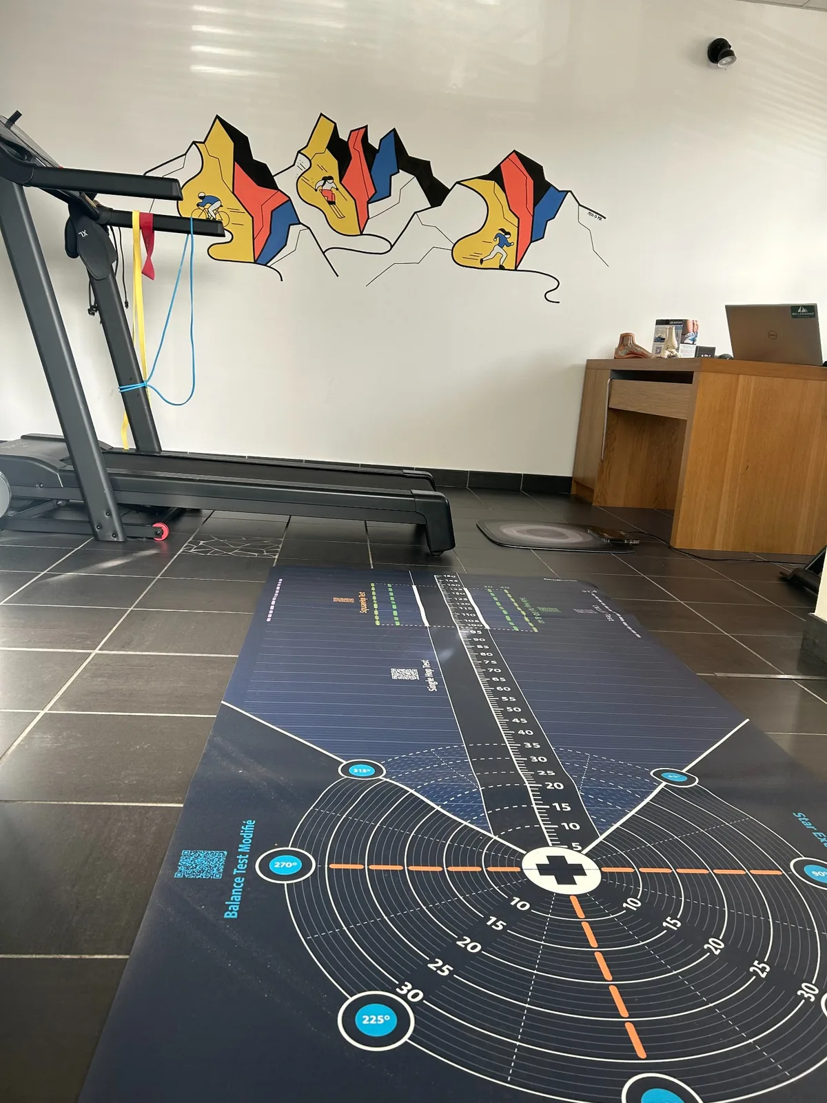 Espace de bilan fonctionnel de cheville avec repères de Star Excursion Balance Test chez Belledonne Podologie à Saint-Martin-d'Hères près de Grenoble
