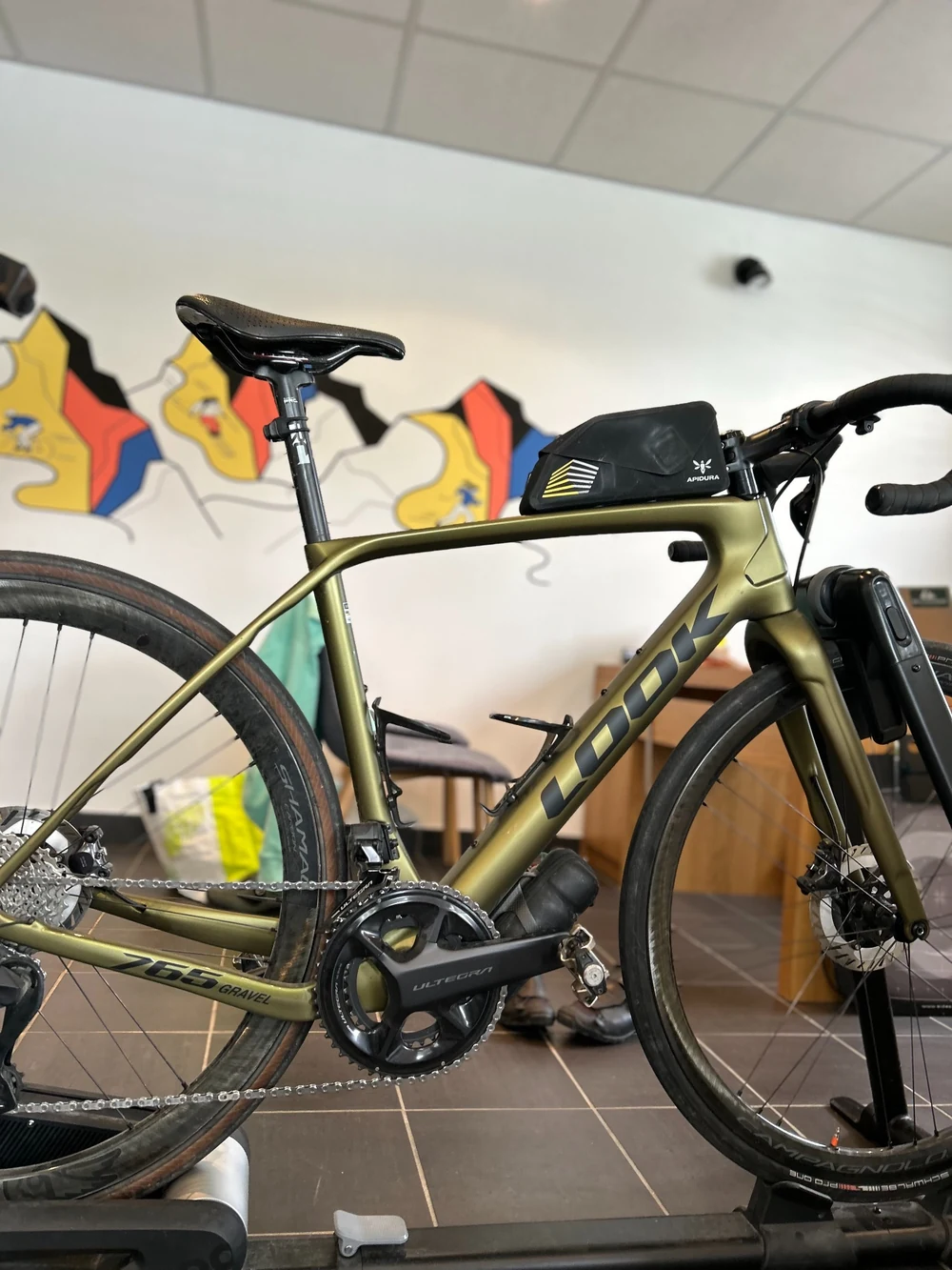 Vélo de route look sur home trainer dans l’espace de bikefitting à Saint-Martin-d’Hères, près de Grenoble.