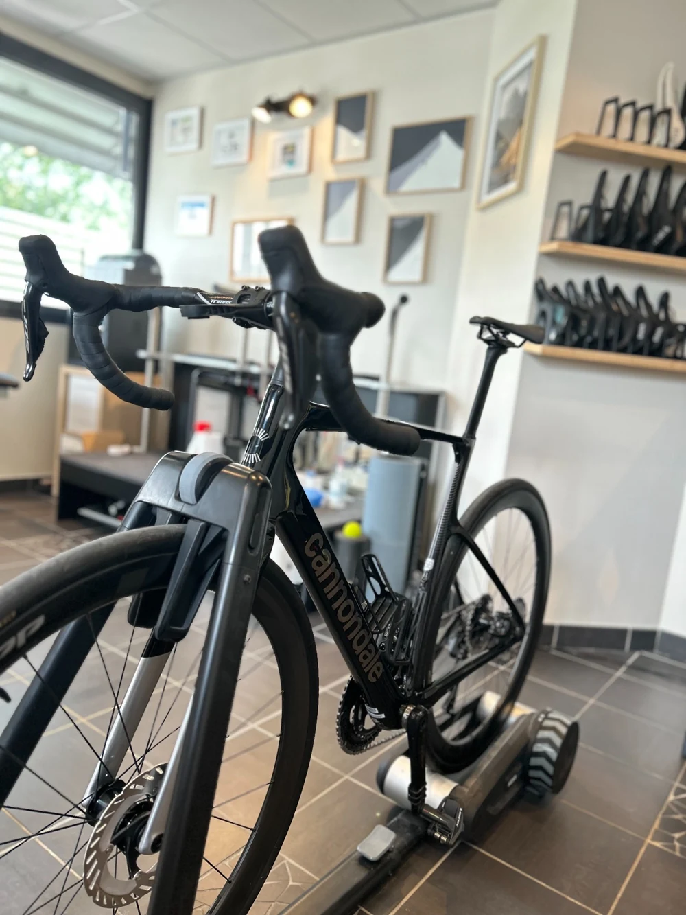 Vélo Cannondale noir dans le cabinet de bikefitting Belledonne Podologie à Saint-Martin-d’Hères, près de Grenoble.
