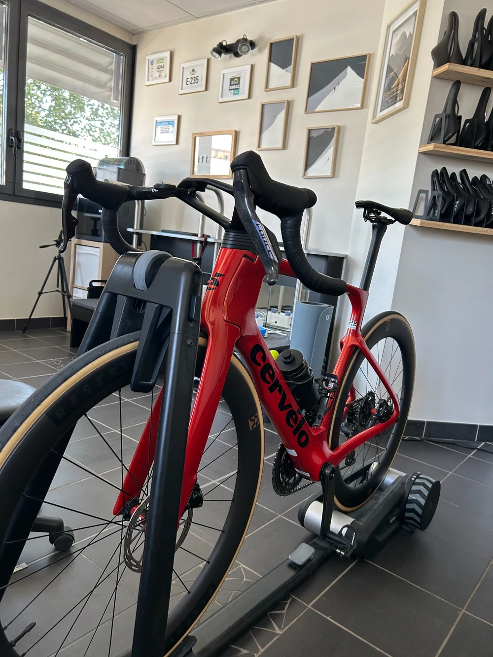 Vélo de route Cervélo rouge sur home trainer pour une étude posturale chez Belledonne Podologie, près de Grenoble.
