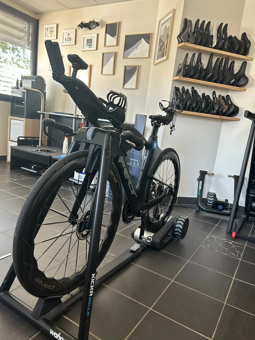 Vélo de triathlon avec prolongateurs sur home trainer chez Belledonne Podologie à Saint-Martin-d’Hères, près de Grenoble.