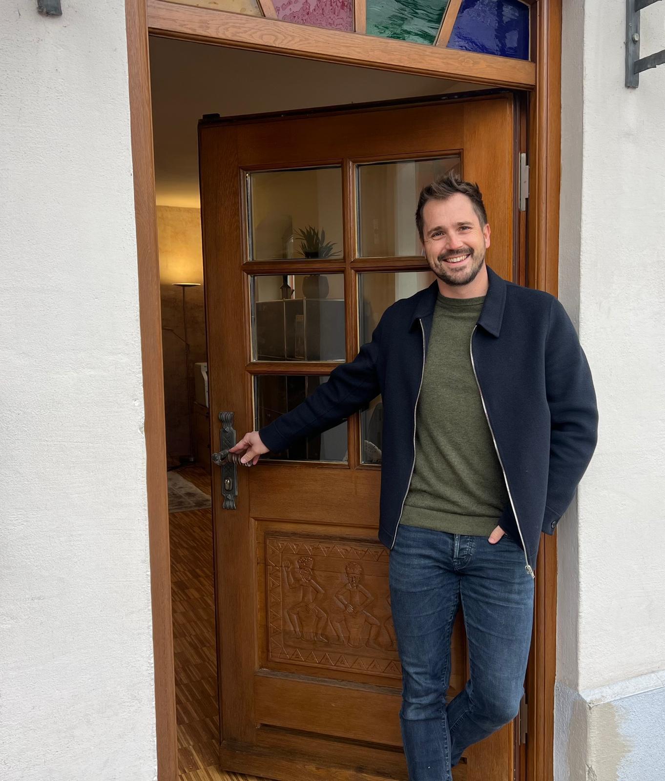 Severin Teschner am Eingang des Beratungsbüros in der Münchner Straße 8 in Bad Aibling