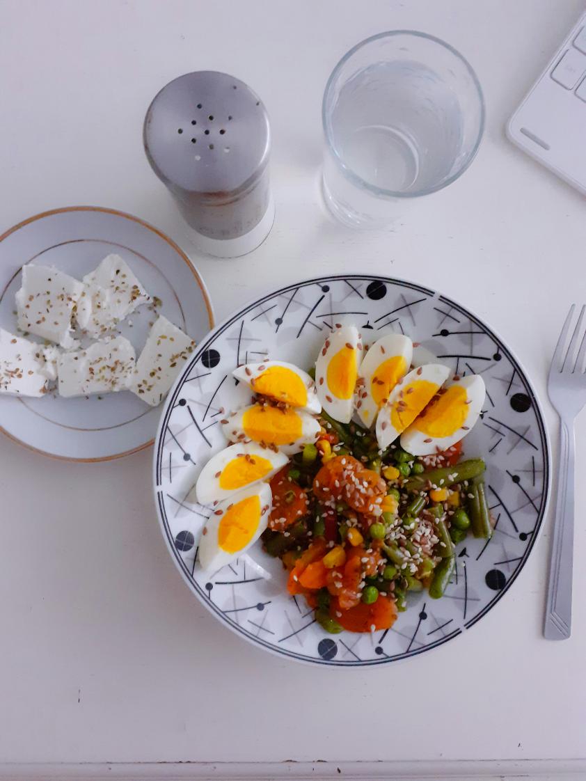 Chickpea bowl with halved boiled eggs, avocado and rocket