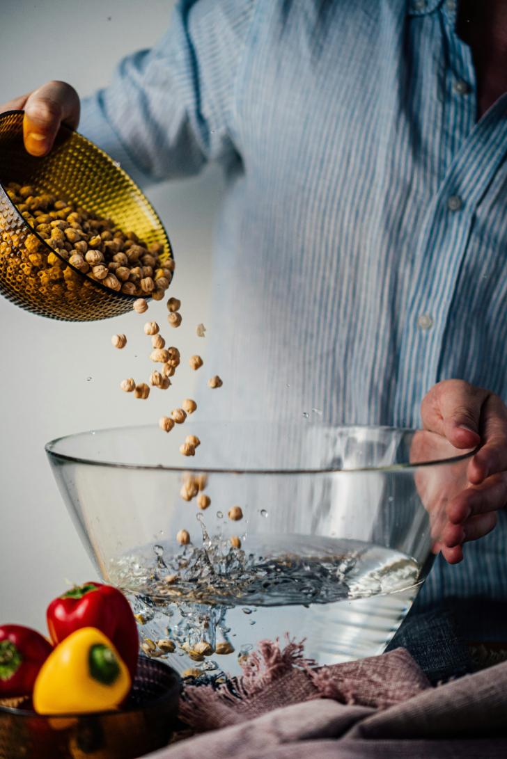 Bowl of crispy roasted chickpeas with smoked paprika