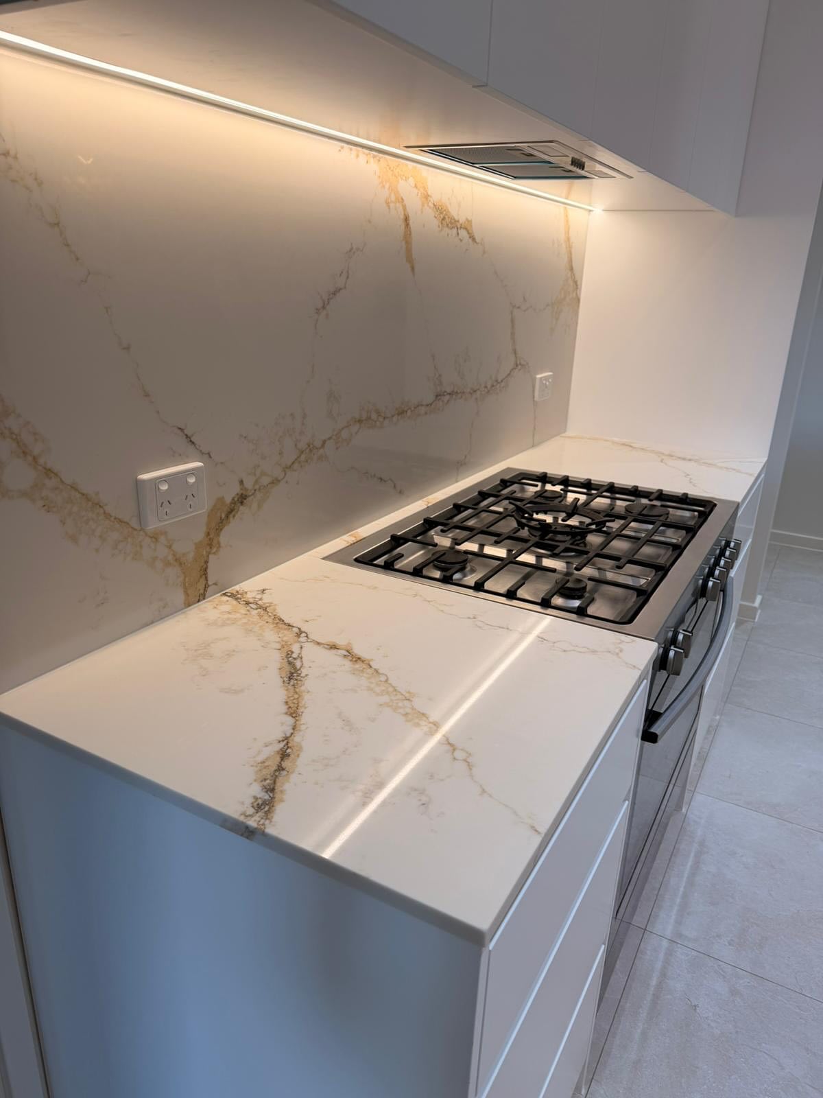 Stone splashback and cooking area.