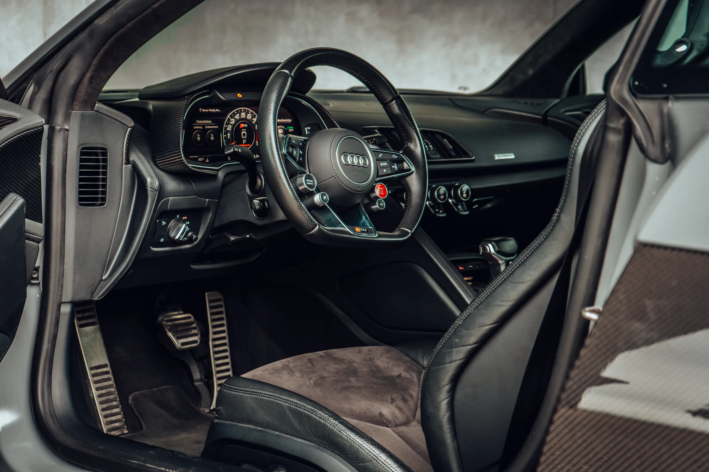 Audi R8 V10+ mieten bei Magic Rent