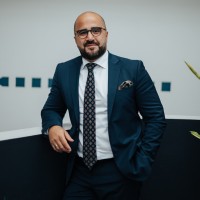 <subject>[headshot] image of customer (for a productivity tools business)</subject>