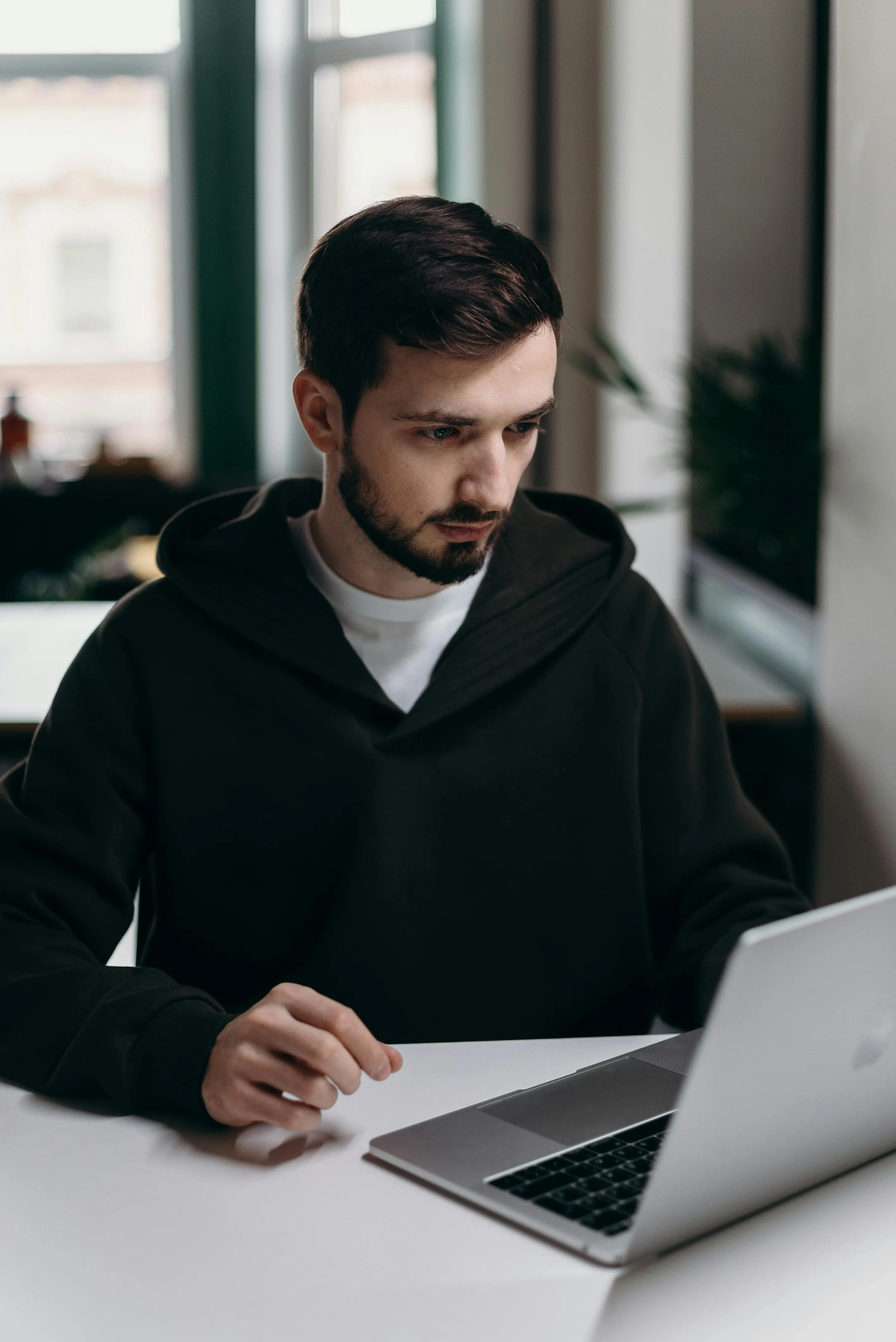 Acquéreur étudiant son projet immobilier sur ordinateur portable