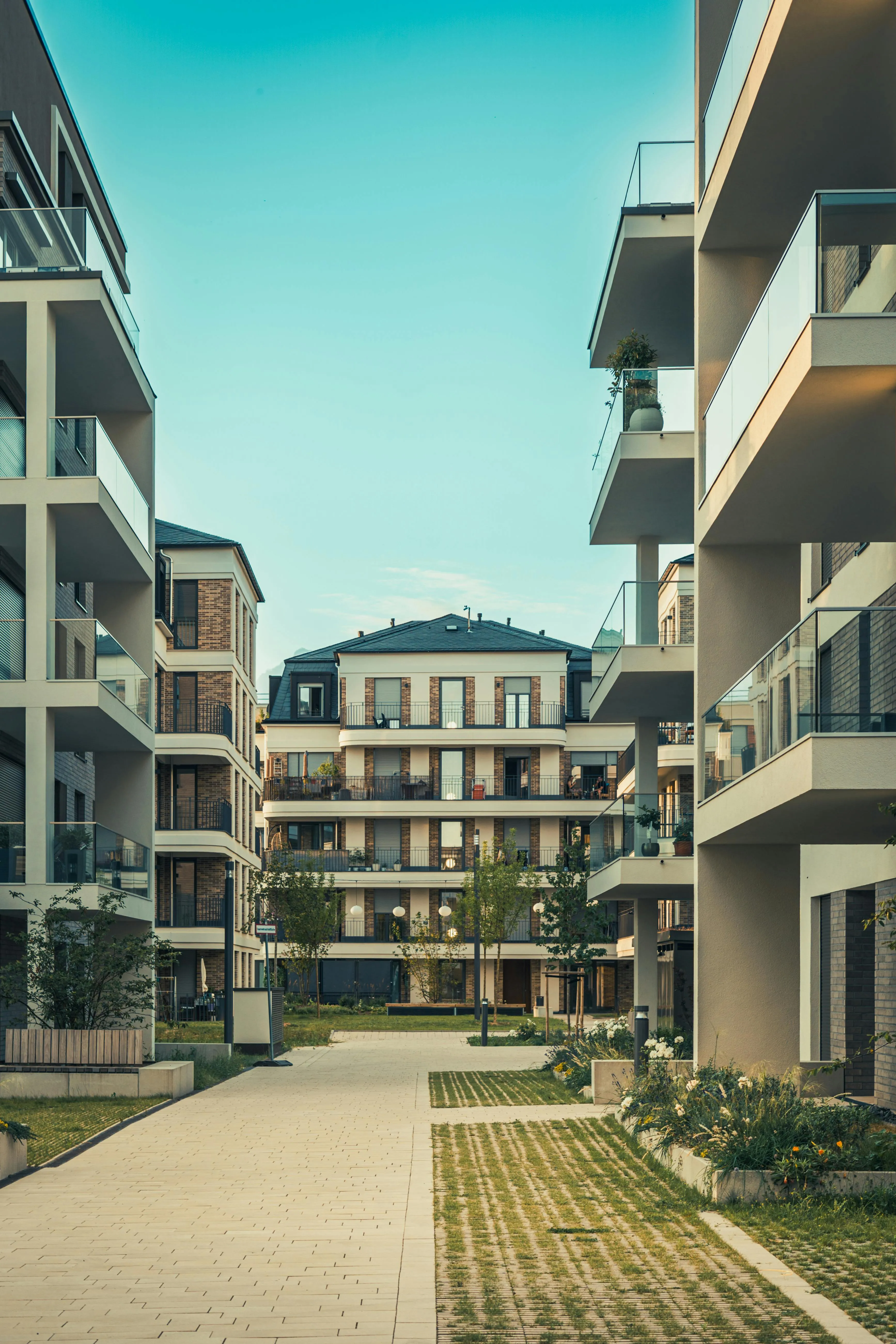 Résidence d'appartements récents avec allée piétonne