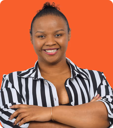 Femme souriante avec chemise rayée noir et blanc bras croisés sur fond orange.