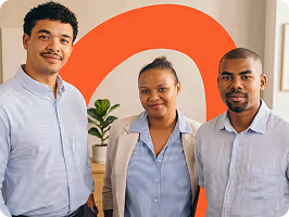 Trois professionnels souriants devant un mur avec un logo orange en forme de boucle.