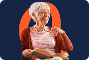 Femme âgée souriante, assise avec un livre ouvert dans les mains devant un cercle orange.