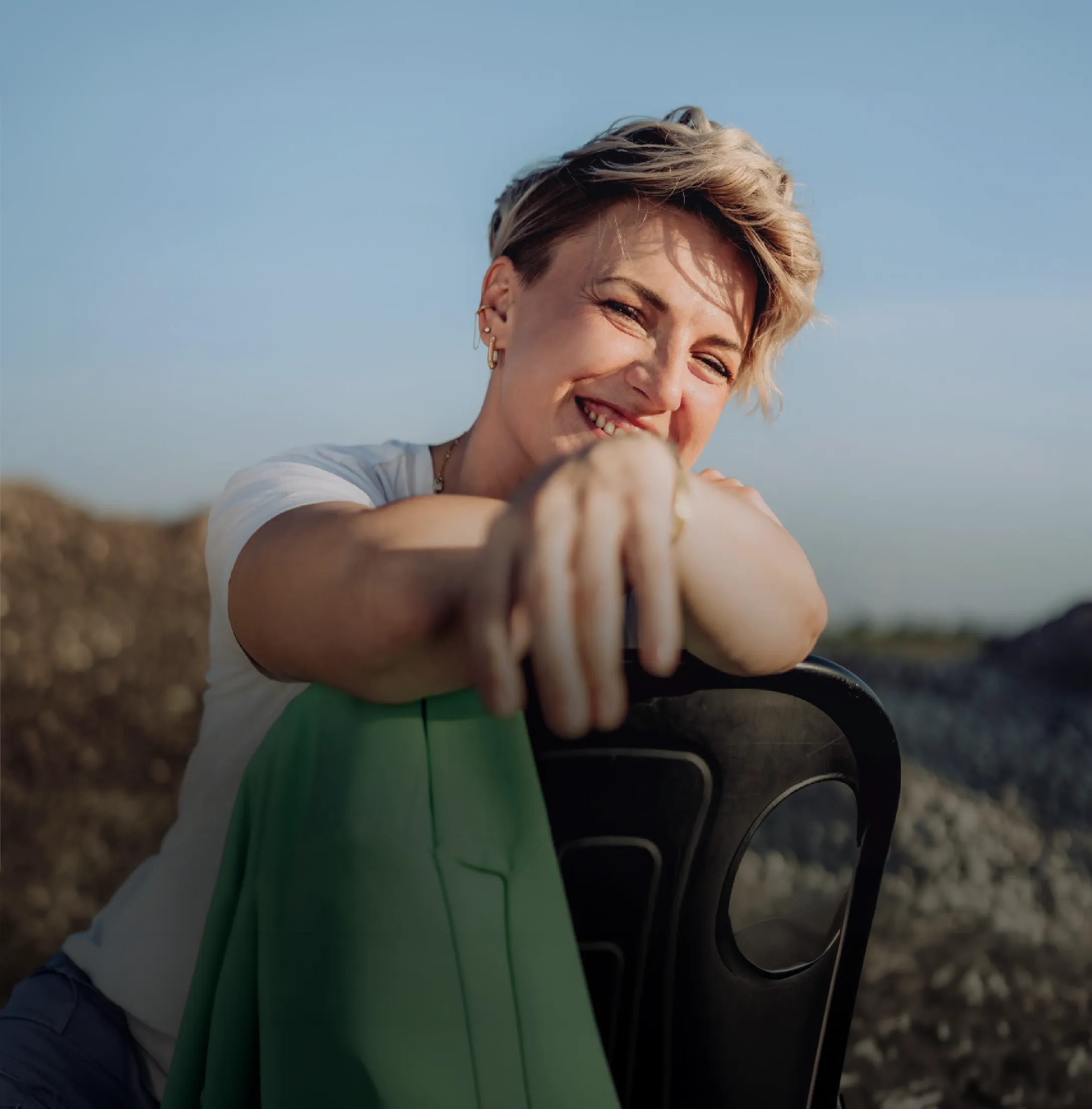 Tanja Kranz, an Stuhllehne gelehnt