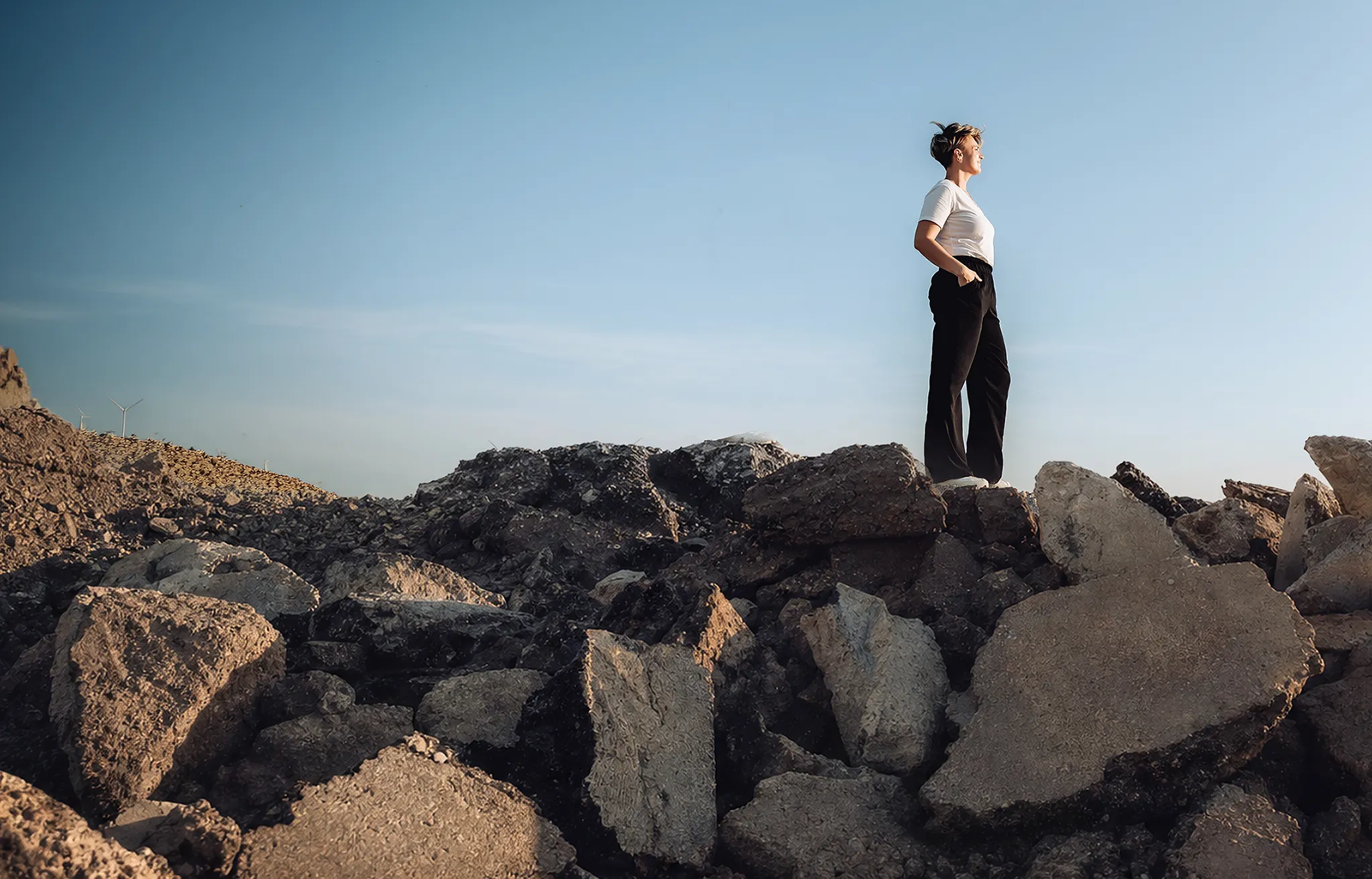 Tanja Kranz steht auf Felsen mit Weitblick