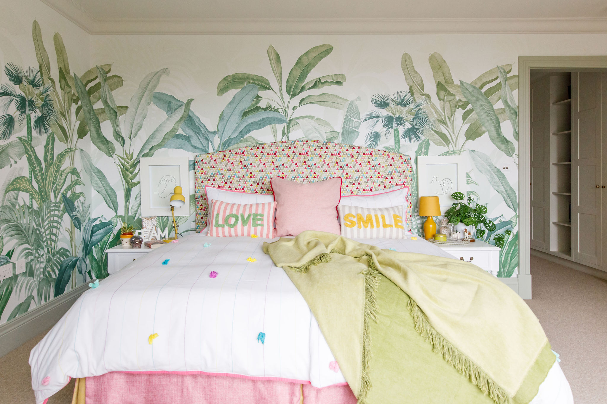 A Jungle-Wrapped Bedroom for a Very Happy Eight-Year-Old
